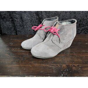 Toms Desert Wedge Grey Suede Lace-Up Booties Size 8.5 With Pink Laces EUC Womens